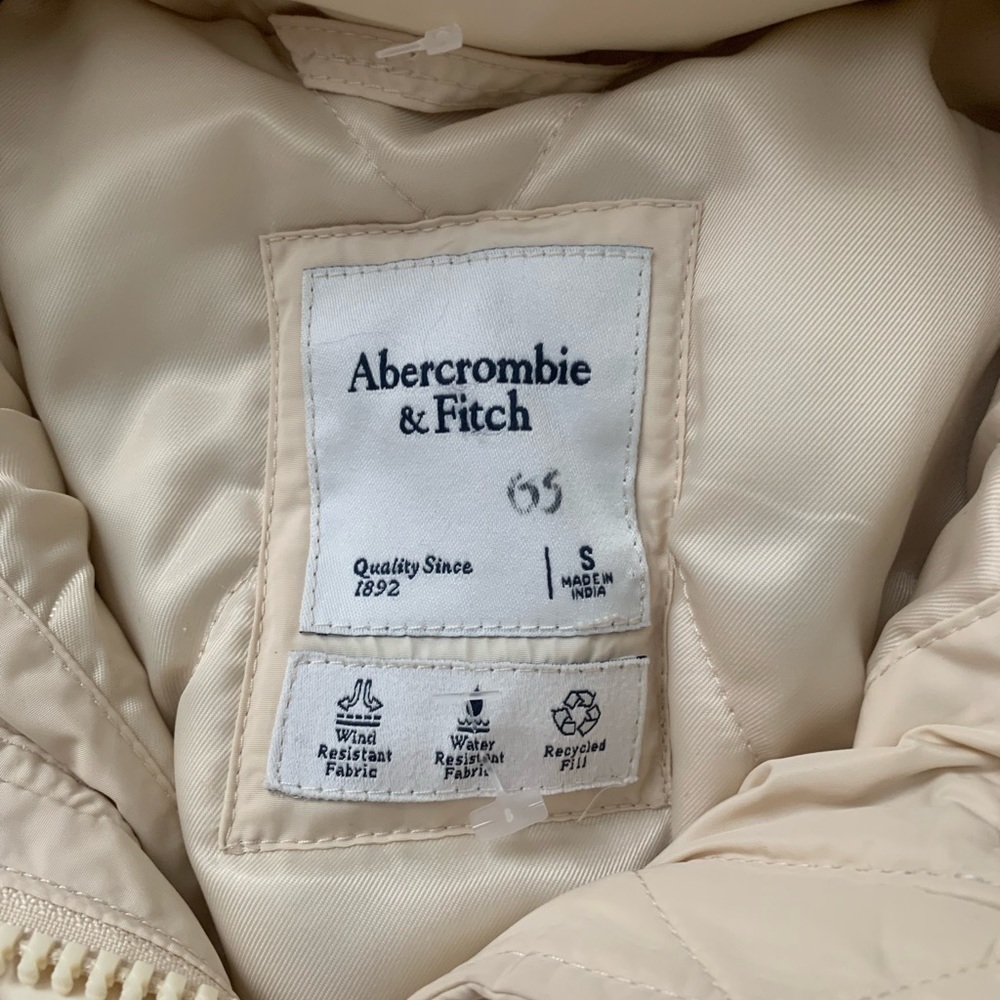 Abercrombie & Fitch Air Cloud Mid Puffer in Cream. Size Small. Like New. - Picture 10 of 10